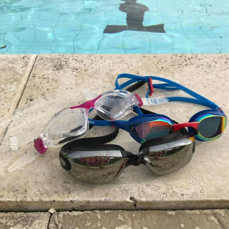 Swimming goggles